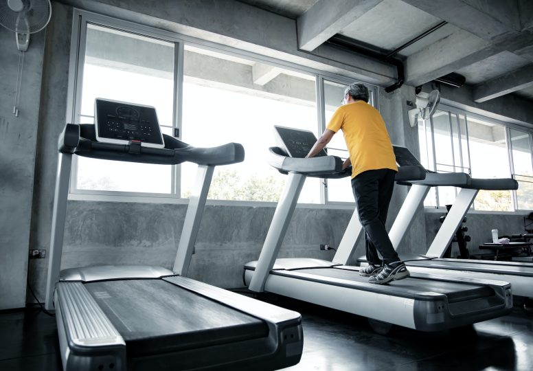 Elderly men are exercising in the gym.